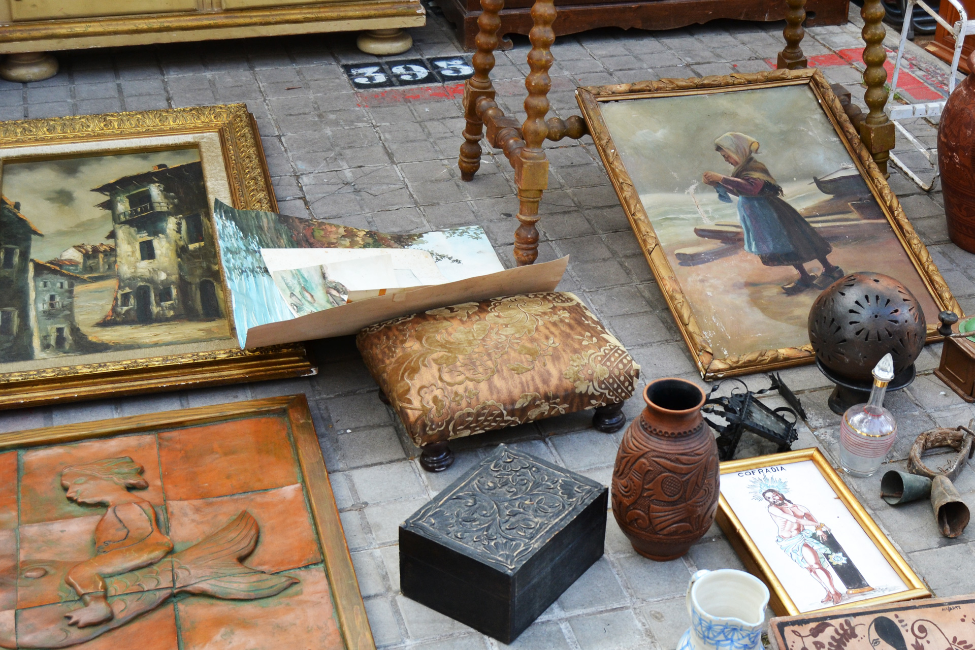ヨーロッパの蚤の市で売られている絵画