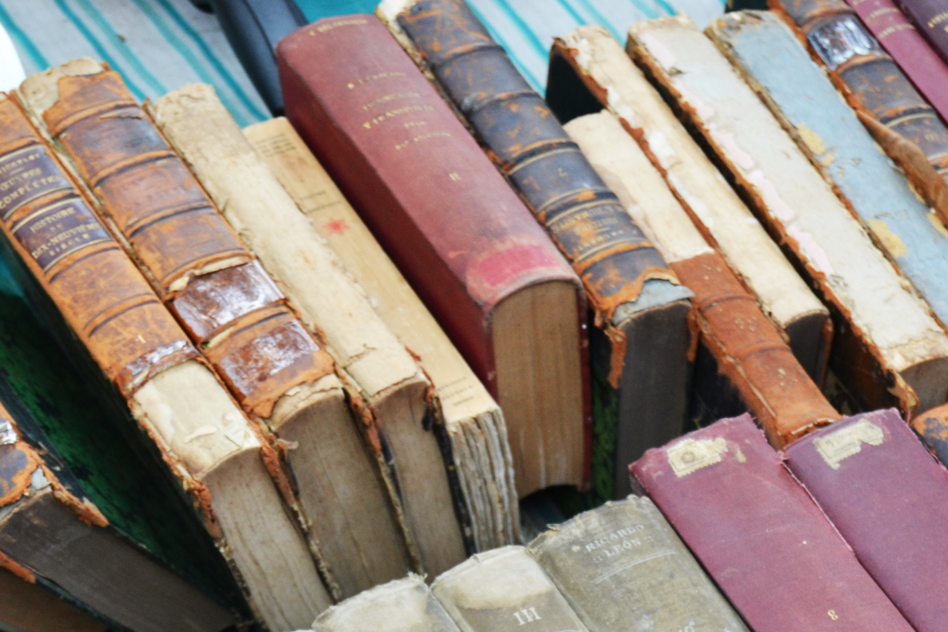 ヨーロッパの蚤の市で売られている古い洋書