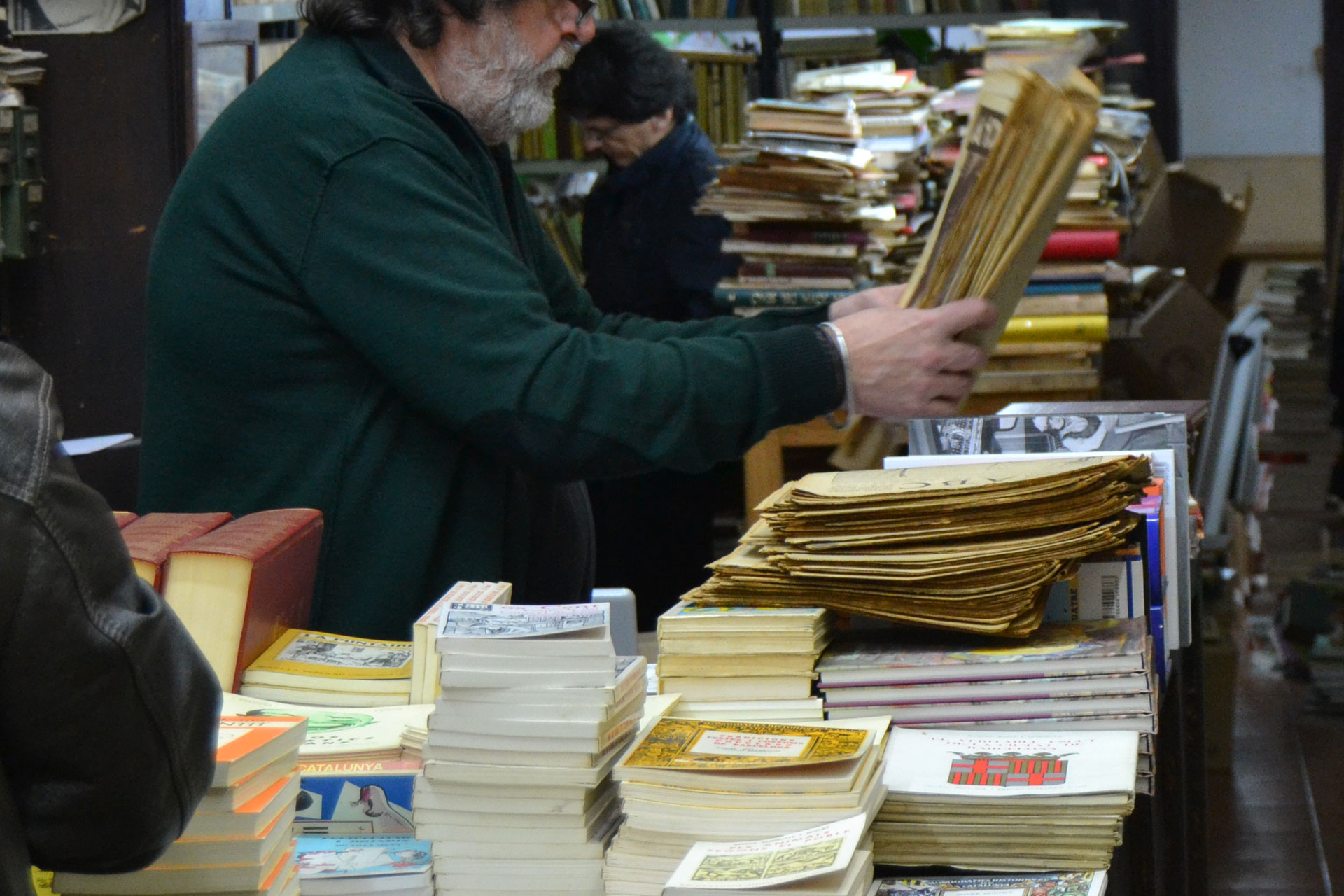 アンティーク洋書や古新聞を見繕ってくれる古書店の店主